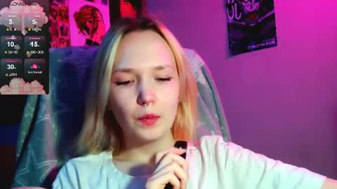 Snapshot of little_sugar_queen chatting on 07/25/26, 08:17 Akin online show from 07/25/26, 08:17