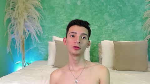 Snapshot of little_twiink chatting on 01/30/25, 07:37 Juan Ferrer online show from 01/30/25, 07:37