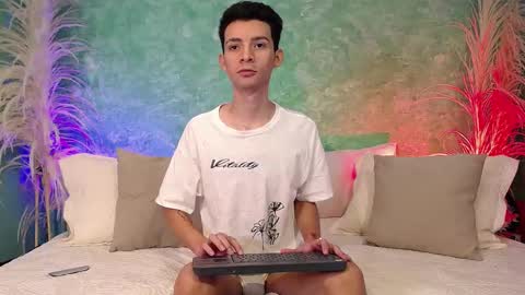 Snapshot of little_twiink chatting on 02/17/25, 04:04 Juan Ferrer online show from 02/17/25, 04:04