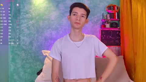 Snapshot of little_twiink chatting on 10/21/25, 01:28 Juan Ferrer online show from 10/21/25, 01:28