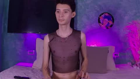 Snapshot of little_twiink chatting on 11/27/25, 12:24 Juan Ferrer online show from 11/27/25, 12:24