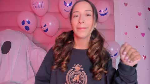 littlee_emma_ online show from 10/13/25, 12:21