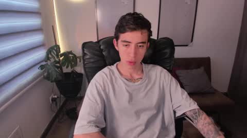 Snapshot of littleferxxo chatting on 12/10/24, 02:17 Ferxxo online show from 12/10/24, 02:17