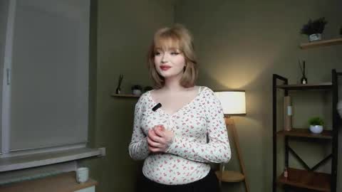 Snapshot of littleglow chatting on 02/19/26, 07:59 Christie online show from 02/19/26, 07:59