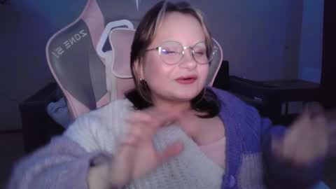 Snapshot of littlehera chatting on 10/24/25, 05:53 Esfir online show from 10/24/25, 05:53