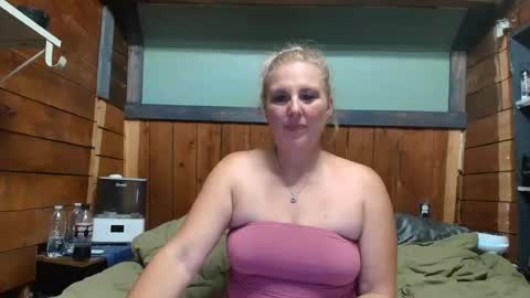 Snapshot of littlelisa1 chatting on 06/22/26, 03:25 lisanixs online show from 06/22/26, 03:25