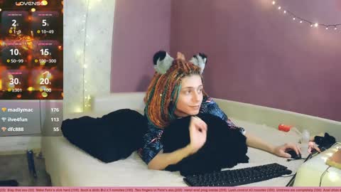 Snapshot of littlepinkcat chatting on 12/31/24, 03:01 Felix online show from 12/31/24, 03:01