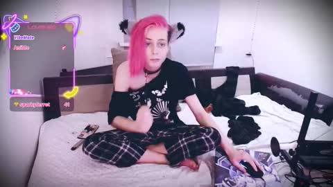 Snapshot of littlepinkcat chatting on 12/21/25, 04:08 Felix online show from 12/21/25, 04:08