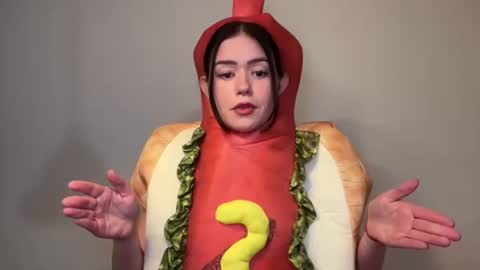 Snapshot of littlesugarpea chatting on 10/31/25, 07:26 Little Sugar Pea  online show from 10/31/25, 07:26