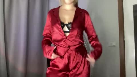 Snapshot of littlesweetyy chatting on 12/19/25, 09:00 little sweety online show from 12/19/25, 09:00