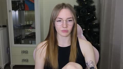 Snapshot of littlevildevil chatting on 12/17/24, 02:11 Eliana online show from 12/17/24, 02:11