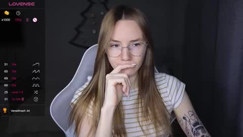 Snapshot of littlevildevil chatting on 12/21/25, 10:11 Eliana online show from 12/21/25, 10:11