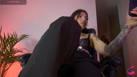 Snapshot of livestream18x chatting on 09/27/25, 09:09 Emily  R online show from 09/27/25, 09:09