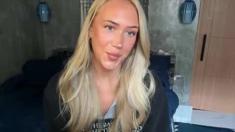 Snapshot of livslifee chatting on 02/22/26, 03:07 olivia online show from 02/22/26, 03:07