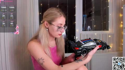 Snapshot of livyybosom chatting on 01/04/25, 05:26 My name is Livy Nice to meet you Thumbs up please its important online show from 01/04/25, 05:26