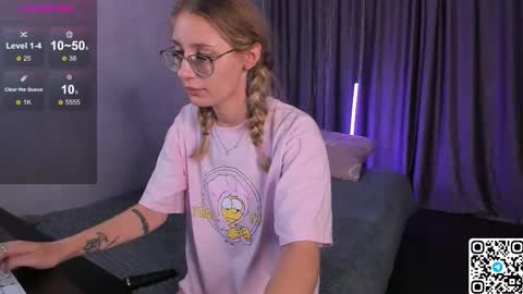 Snapshot of livyybosom chatting on 09/09/25, 05:01 My name is Livy Nice to meet you Thumbs up please its important online show from 09/09/25, 05:01