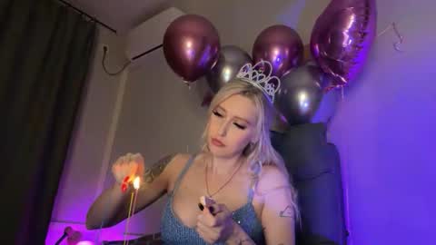 Snapshot of liya_ray chatting on 12/01/25, 10:37 Liya Ray online show from 12/01/25, 10:37