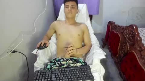 Snapshot of liz_and_chris1 chatting on 12/28/24, 03:04 Chris online show from 12/28/24, 03:04