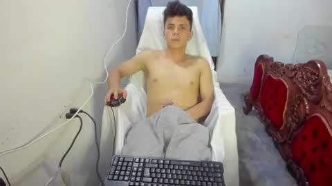 Snapshot of liz_and_chris1 chatting on 01/03/25, 02:43 Chris online show from 01/03/25, 02:43