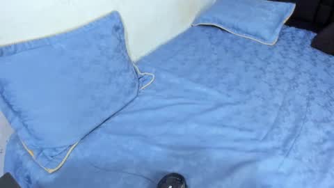 Snapshot of liz_and_chris1 chatting on 01/19/25, 05:58 Chris online show from 01/19/25, 05:58