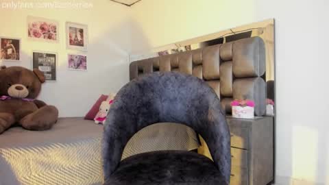 Snapshot of liza_honey chatting on 10/28/25, 04:05 liza honey online show from 10/28/25, 04:05