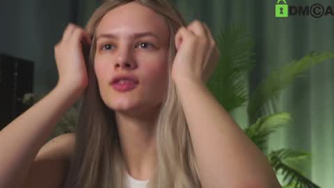 Snapshot of lizbethcoll chatting on 12/29/24, 04:30 Sunnheart online show from 12/29/24, 04:30