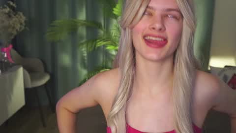 Snapshot of lizbethcoll chatting on 01/12/25, 06:16 Sunnheart online show from 01/12/25, 06:16