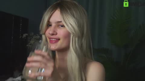 Snapshot of lizbethcoll chatting on 01/18/25, 07:26 Sunnheart online show from 01/18/25, 07:26