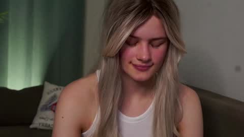 Snapshot of lizbethcoll chatting on 01/23/25, 07:40 Sunnheart online show from 01/23/25, 07:40