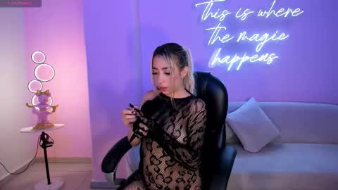 Lizz online show from 10/26/25, 04:07