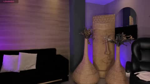 Snapshot of lizzhamilton_ chatting on 12/19/25, 09:44 Lizzi online show from 12/19/25, 09:44