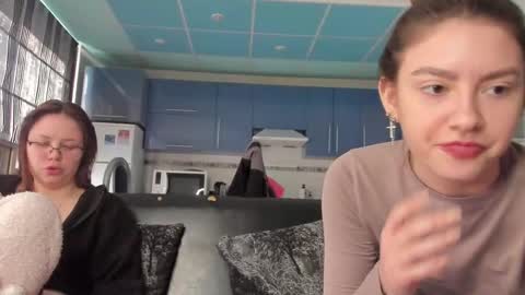 lizzi_muur online show from 02/16/25, 01:38