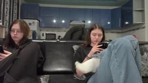 lizzi_muur online show from 02/23/25, 03:40