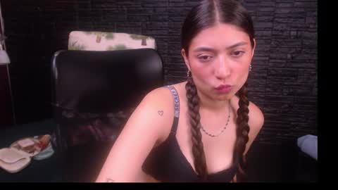 Snapshot of lizzie_collin chatting on 10/06/25, 12:46 Lizzie online show from 10/06/25, 12:46