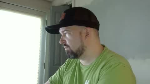 Snapshot of lj345689 chatting on 10/17/25, 01:14 lj345689 online show from 10/17/25, 01:14