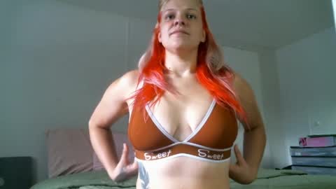 Snapshot of llilacblu chatting on 05/28/26, 05:32 Lillac online show from 05/28/26, 05:32