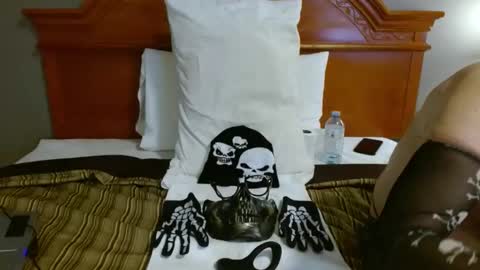 Snapshot of lnsideher69 chatting on 10/29/25, 11:39 John online show from 10/29/25, 11:39