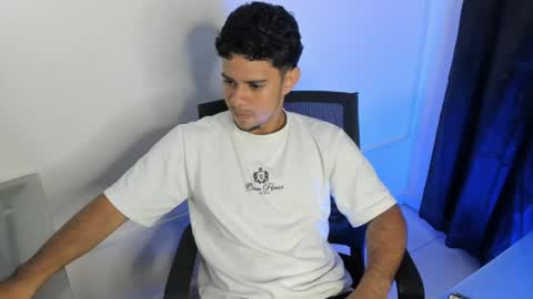 Snapshot of logan_9_ chatting on 05/22/26, 04:30 logan online show from 05/22/26, 04:30