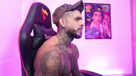 logan_hugh8 online show from 10/16/25, 06:53