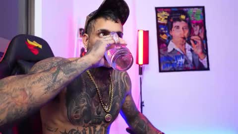 logan_hugh8 online show from 10/31/25, 05:52