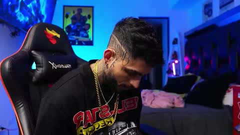 logan_hugh8 online show from 01/15/26, 07:46