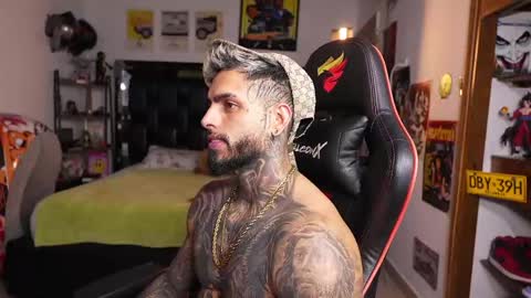 logan_hugh8 online show from 05/20/26, 02:07