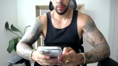 Snapshot of loganhod chatting on 06/26/26, 05:17 Logan Wolfp online show from 06/26/26, 05:17