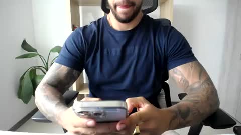 Snapshot of loganhod chatting on 07/20/26, 10:01 Logan Wolfp online show from 07/20/26, 10:01