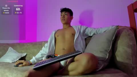 Snapshot of logantwink18 chatting on 11/15/25, 07:21 logantwink18 online show from 11/15/25, 07:21