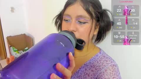 Snapshot of lola_clit chatting on 10/31/25, 11:55 lola online show from 10/31/25, 11:55