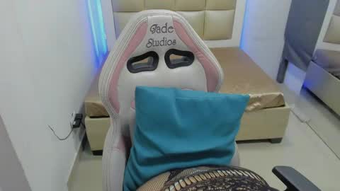 lola_js online show from 04/23/26, 12:01