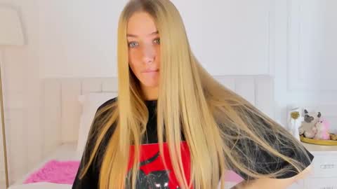 Snapshot of lola_lewis chatting on 12/03/25, 09:18 lola_lewis online show from 12/03/25, 09:18