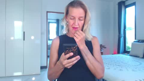 Lola online show from 04/01/26, 10:05