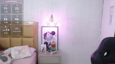 Snapshot of lolamaxi chatting on 02/14/25, 06:12 LOLA online show from 02/14/25, 06:12